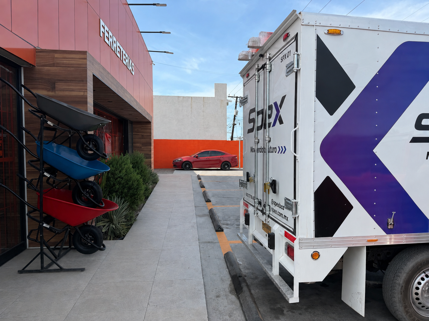 Camión de SPEX atendiendo una entrega en una ferretería